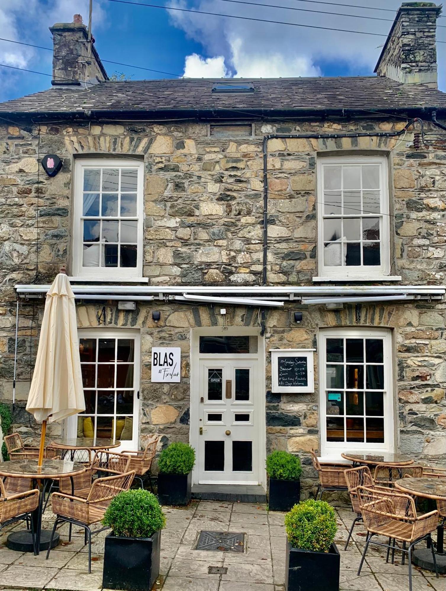 Blas At Fronlas Cafe - The Heart Of Newport Ньюпорт Экстерьер фото